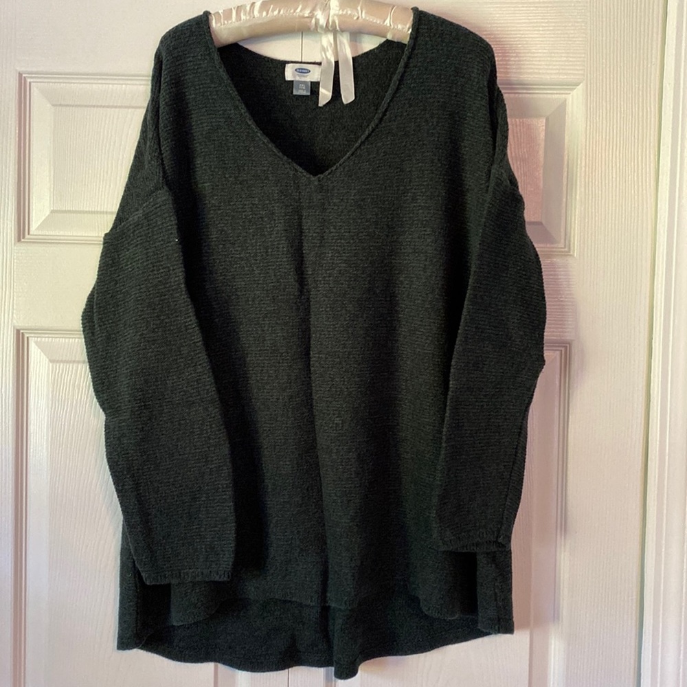 Tunic sweater. V-neck. Lightly worn